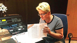 Anneli Heikkilä-Nordmyr går igenom sitt manus en sista gång innan inspelning. Anneli Heikkilä-Nordmyr går igenom sitt manus en sista gång innan inspelning.