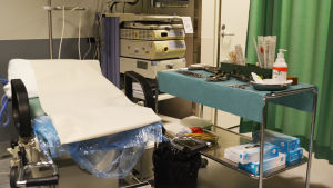 Kommer sjukhuset att vara en lockande arbetsplats för läkare i framtiden? En brits för gynekologiska undersökningar och olika redskap i ett sjukhusrum.