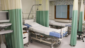 Varje åt utförs ungefär 250 gynekologiska operationer vid Borgå sjukhus. Ett rum med sjukhussäng på Borgå sjukhus.