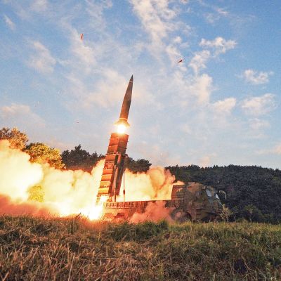 Sydkoreas armé och flygvapen övade med ballistiska missiler på landets västkust på måndagen 
