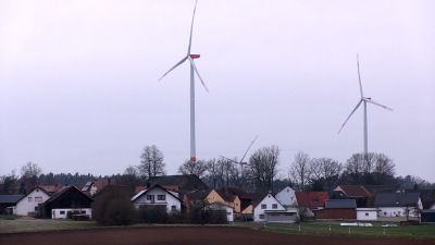Två vindmöllor strax intill en tysk by. 