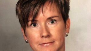 Enligt studierådgivaren Silvia Ekman hade en del studerande faktiskt bättre motivation under distansstudierna. kvinna med kort hår ser in i kameran,
