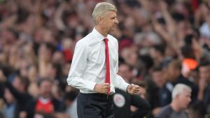 Arsène Wenger fick en ordentlig jubileumsgåva av sina spelare. Arsène Wenger.