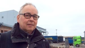 Ilkka Linnakko assisterar i dokumentären. Ilkka Linnakko efterlyser berättelser och bilder från Hangös forna industrier.