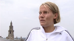 Jessica Julin på ett parkeringshus tak i Preston. Jessica Julin i Sportmagasinets intervju i Preston 2005.