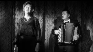 Elina Salo ja Matti Rantanen esittävät chansonin. Elina Salo ja Matti Rantanen esittävät chansonin Aki Kaurismäen elokuvassa JUha (1999).