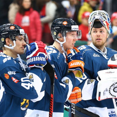 Finländska hockeyspelare efter förlusten mot Ryssland i Moskva.