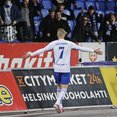 Santeri Hostikka firar med fansen.