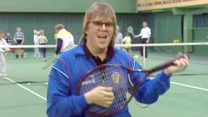 Mikko Alatalo tenniskentällä.