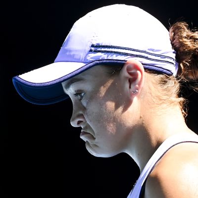 Ashleigh Barty naama nyrpeänä.