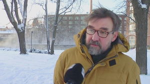 Vargarna i sydvästra Finland syns mera än vargarna i öster, säger vargforskaren Ilpo Kojola. Vargarna i sydvästra Finland syns mera än vargarna i öster, säger vargforskare Ilpo Kojola.