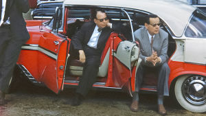 Kanadalaiset olivat tutustumassa Ahlström Oy:n metsäosaston toimintaan vuonna 1959. Vieraat toivat mukanaan Suomeen Chevrolet-auton, jolla he kiersivät ympäri Suomea metsätyömailla. Pauli Jänis kuvasi tehtaan toimeksiannosta kanadalaisten vierailun. Kun vieraat palasivat Kanadaan, Jänis osti auton itselleen. Jäniksen valokuvaajasuvun ainutlaatuiset arkistofilmit kertovat teollisuuskaupungin loistosta ja rappiosta.