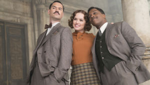 Tuff trettiotalstrio. Manuel Garcia Rulfo, Daisy Ridley och Leslie Odom Jr. i nyfilmatiseringen av Agatha Christies Mordet på Orientexpressen. Trion Manuel Garcia Rulfo, Daisy Ridley och Leslie Odom Jr. poserar.