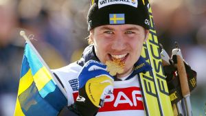 Per Elofssons karriär blev kort. Svenske ex-längdåkarstjärnan Per Elofsson biter på en guldmedalj.