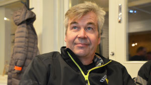 Göran Martin vill veta vad som är på gång i hemtrakterna. Närbild på en medelålders mans ansikte. Han tittar uppåt, ut ur bild.