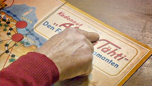 Spelet bär upphovsmannens namn. Spelkonstruktören Kari Mannerla (hand) pekar på Afrikas stjärna.