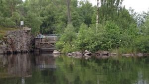 Gennarbyviken är en tidigare havsvik som en gång i tiden stängdes av som vattenreservoar för stålverket i Koverhar. slussen