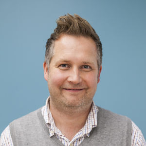 Mikko Perkiö disputerar vid Tammerfors universitet. Mikko Perkiö har forskat i sambandet mellan barndödlighet och mödrarnas utbildning.