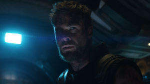 Tough guys don´t dance. De behöver bara se ut som Chris Hemsworth. Thor i närbild på ett rymdskepp.