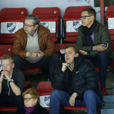 Göran Stubb och Alexander Stubb sitter bredvid varandra på HIFK:s läktare.