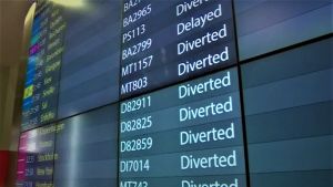 Avbrotten kan pågå i minst 24 timmar, säger flygplatsen Skylt visar inställda avgångar på Gatwickflygplatsen