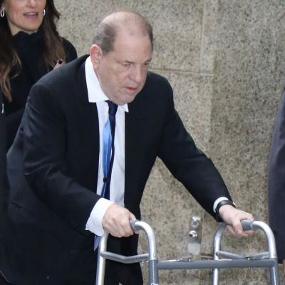 Harvey Weinstein på väg tlil en domstol i New York 11 december 2019.