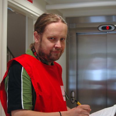 Timo Ekman vapaaehtoistöissä Seinäjoen vastaanottokeskuksessa.