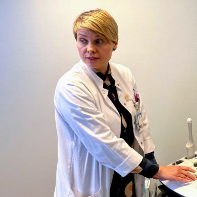 Professori Terhi Piltonen käyttää ultraäänitutkimuslaitetta