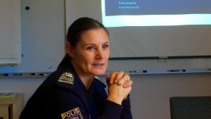 Ålands polismästare Maria Hoikkala sitter vid ett bord.