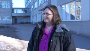 Rektor Pia Silvander säger att det finns för få behöriga klasslärare. Pia Silvander är rektor för Månsas lågstadieskola i Helsingfors.