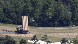 USA har installerat de första missilbatterierna som ingår i Thaad-systemet i en bas nära Seoul En avfryningsramp på en golfbana i Seongju, Sydkorea den 19 maj 2017.