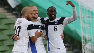 Fredrik Jensen firar mål med Teemu Pukki och Glen Kamara
