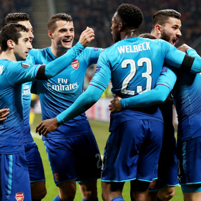 Arsenalspelare firar ett mål i Europa League.