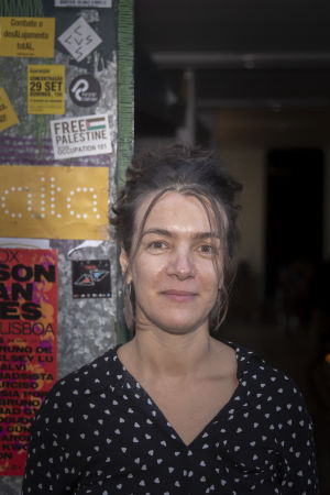 Rita Silva hjälper invånare i Lissabon som hotas av vräkning. Rita Silva från frivilligorganisationen Habita fotograferad vid en dörröppning i Lissabon.