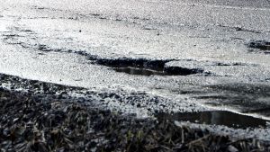 Enligt skadeståndslagen måste kommunerna inte reparera vägarna i realtid - utan det räcker att de reagerar inom en rimlig tid. En grop i en asfaltväg.