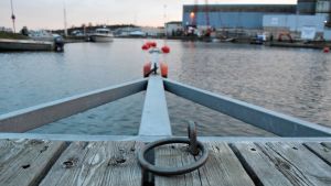 Området kring Dalsbruk har vuxit kraftigt de senaste åren - ett bevis på att intresset för Kimitoön är stort. En bit av en brygga och ring för repet i Dalsbruks hamn.