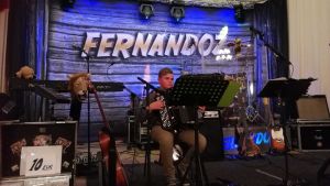 Det var dans på Brankis i Hangö fredagen den 28 september. Svenska gruppen Fernandoz bjöd upp till dans, men de som besökte dansen i Hangö fick också ta del av unge William Enberg som spelade på sitt dragspel. en ung pojke sitter på scen och spelar dragspel. Bakom honom en stor text där det står Fernandoz (ett svenskt dansband).