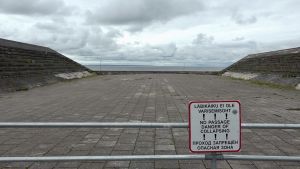 "Tillträde förbjudet", står det på skylten framför läktarna som är en del av minnesmärket. En skylt varnar för rasrisken vid Maarjamäe minnesmärke i Tallinn.