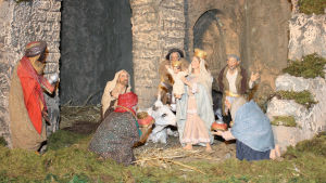 Francesco Artesen jouluseimen Natività (Jeesuksen syntymä) Materan maisemassa, Basilicatan maakunnassa. Taiteilija valmisti seimen erityisesti Helsingin näyttelyä varten. Italailaisen jouluseimen Pyhä perhe ja itämaan tietäjät kaariholvien edessä.