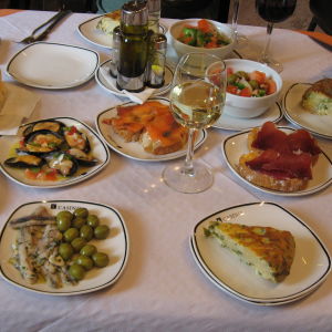 espanjalaisia tapas-annoksia ravintolan pöydällä