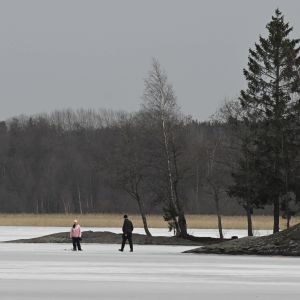 Folk ute på isen i Oittans i Esbo.