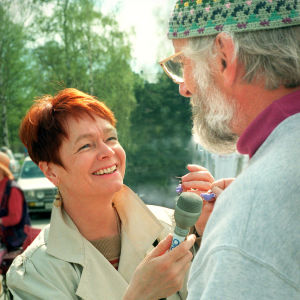 Pirkko Korkalo haastattelee torikauppiasta Joensuun torilla 1995 Pirkko Korkalo haastattelee torikauppiasta Joensuun torilla 1995
