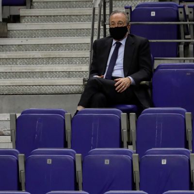 Florentino Perez istuu katsomossa.