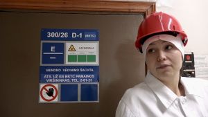 Beata Jevsejeva visar att dörrarna inne på Ignalina har koder, så att bara de som har rätt behörighet förstår vad som döljer sig bakom dem. Trots att hon har guidat tusentals gäster och turister runt på kärnkraftverket har hon begränsad kunskap om vilka rum vi passerar. Beata Jevsejeva visar att dörrarna inne på Ignalina har koder, så att bara de som har rätt behörighet förstår vad som döljer sig bakom dem.