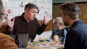Tapio Leopold gör en liten roll i det sista avsnittet. Manusförfattare Tapio Leopold spelar en roll.