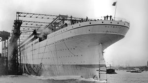 Här ser man att RMS Olympic var målad grå vid sjösättningen – för att se bättre ut på foto. Oceanångaren RMS Olympic sjösätts.