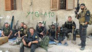 Kurdiska styrkor som YPG och SDF utgjorde spjutspetsen då Raqqa intogs i fjol höstas De finska soldaterna "Kullervo" och "Ariel" på gruppbild i Raqqa.