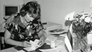 Estlands nyblivna konsul Kulle Raig skriver ut de första visumen den 5 september 1991, en vecka efter att de diplomatiska relationerna återupprättats. Visum nummer 1 gick till översättaren Eeva Lille. Estlands konsul Kulle Raig skriver ut de första visumen 5.9.1991.