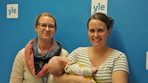 Nora Lindström, Jenny Sylvin och babyn Tore mammorna Nora Lindström och Jennys Sylvin tillsmannas med babyn Tore