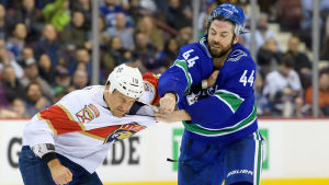Erik Gudbranson (till höger). Erik Gudbranson slåss mot Micheal Haley.